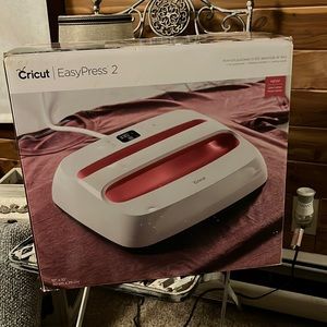 Used only twice still in box Cricut Easy Press 2